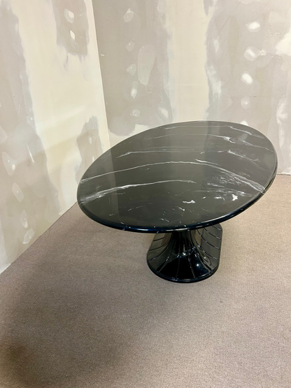Italienischer Esstisch aus Kunststein Nero-Marquina-Finish